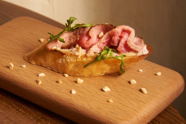 Брускетта с ростбифом и колотым арахисом