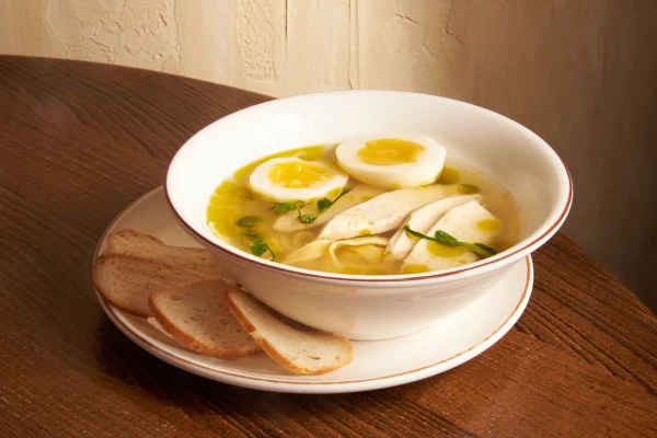 Куриный бульон с домашней лапшой, грудкой и яйцом