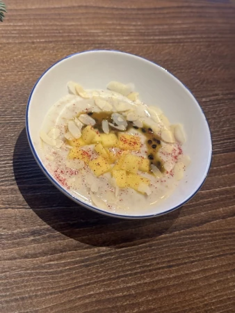 Каша овсяная с клубничным конфитюром, миндалем и клубникой