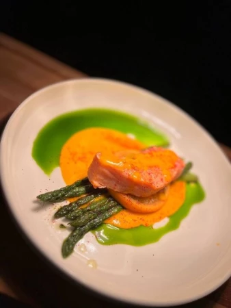 Стейк из лосося со спаржей и печеным апельсином на геле из облепики