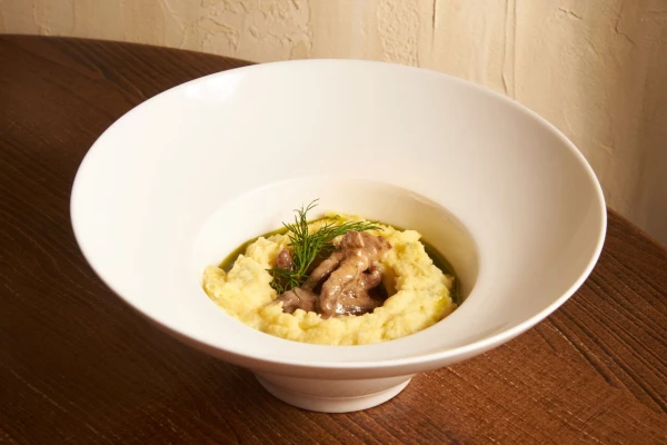 Классический строганов с картофельным пюре и зеленым маслом