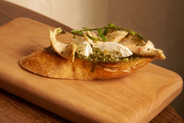 Брускетта с птицей и песто
