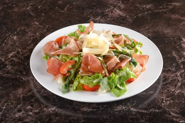 Салат с прошутто и рукколой