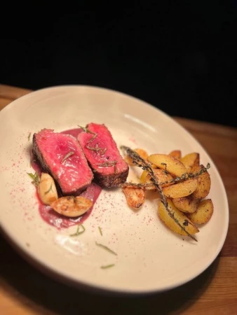 Стейк  рибай с подпеченым картофелем и соусом шато