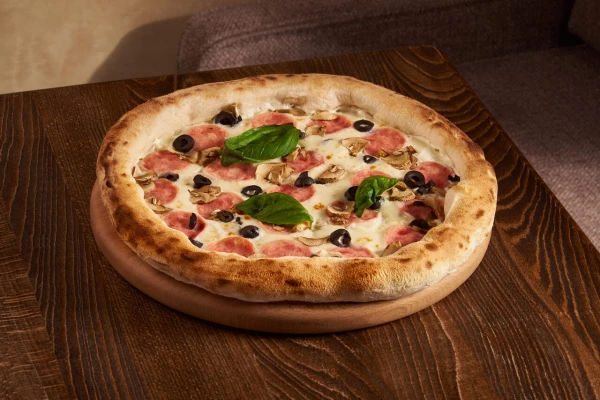 Пицца с ветчиной и грибами