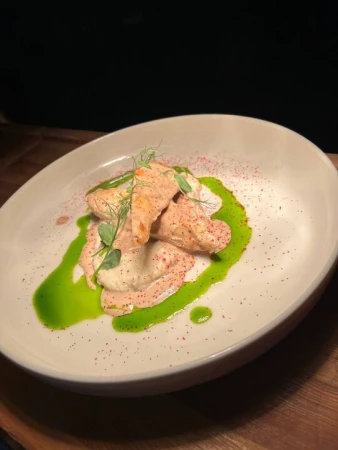 Грудка су-вид на подушке пюре из сельдерея и имбирным демигласом