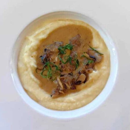 Классический бефстроганов на подушке из картофельного пюре с чесноком и петрушкой