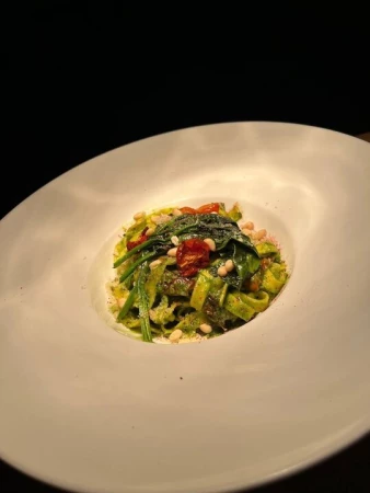 Паста с песто, вялеными томатами, кедровым орехом и припущенным шпинатом