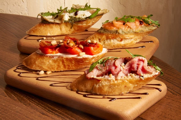 Сет 4 брускет с ростбифом, птицей, вяленными овощами и лососем 