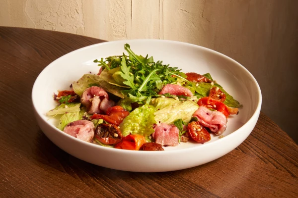 Салат с телятиной, вялеными овощами, перечной заправкой