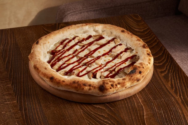 Пицца с курицей и соусом BBQ