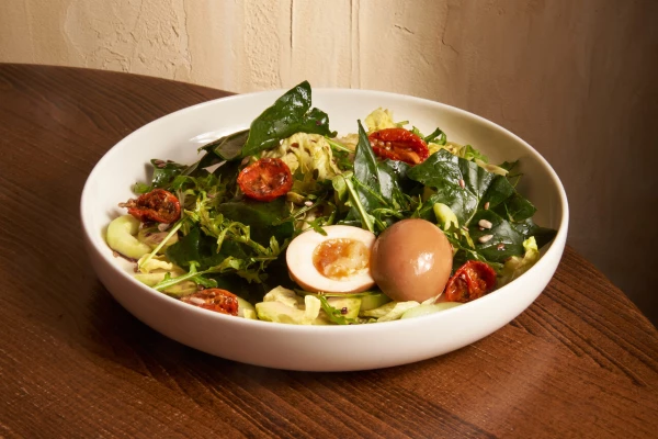 Зелёный салат с авокадо и маринованным яйцом