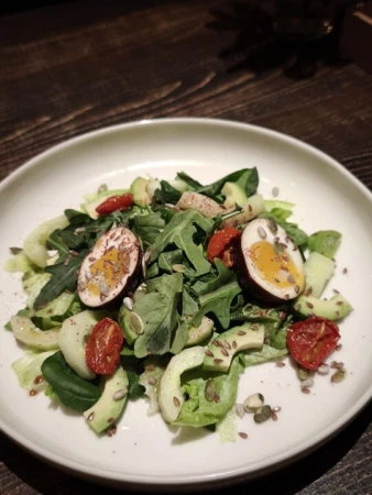 Зелёный салат с авокадо и маринованным яйцом