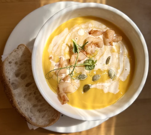 Тыквенный крем-суп с тигровыми креветками