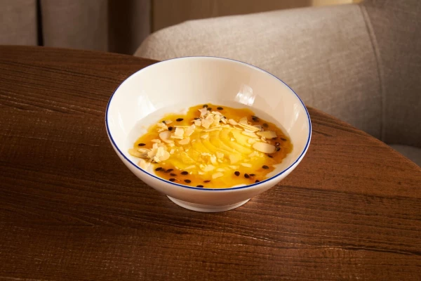 Каша рисовая с манго, соусом маракуйя и лепестками миндаля