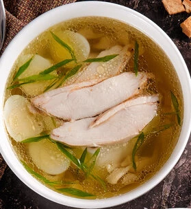 Куриный бульон с домашней лапшой, куриной грудкой и яйцом