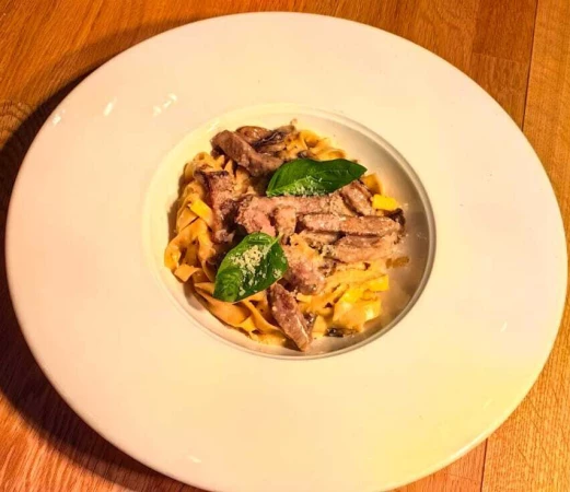 Паста с вырезкой из говядины и шампиньонами