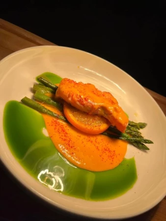 Стейк из лосося со спаржей и печеным апельсином, на подушке из облепихового геля с зеленым маслом