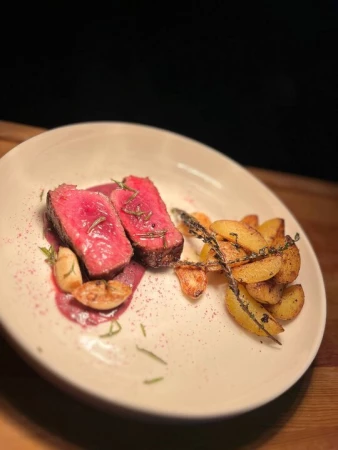 Стейк из рибая травяного откорма с печеным молодым картофелем и соусом шато