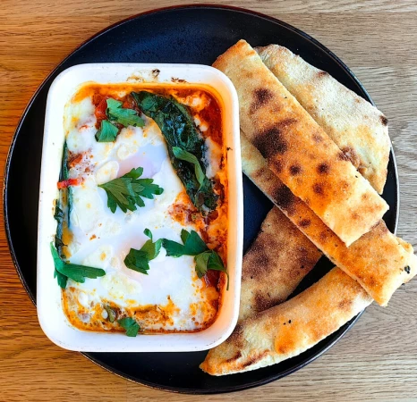 Турецкая шашкука со шпинатом, моцареллой и чаабатой