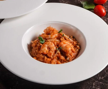 С лососем и креветкой в соусе Путанеско