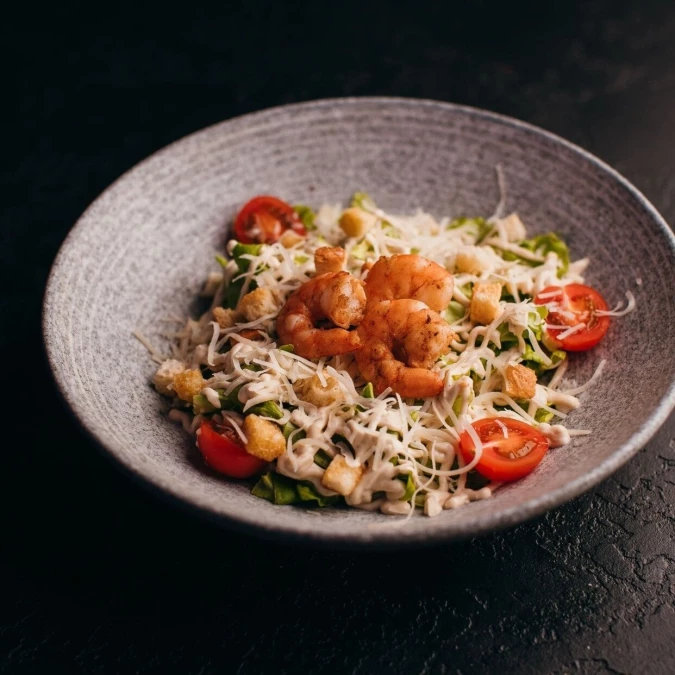 Салат Цезарь с креветкой .