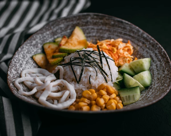 Поке с кальмаром.