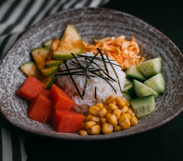 Поке с лососем.