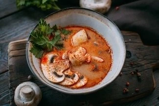 Том ям с морепродуктами .