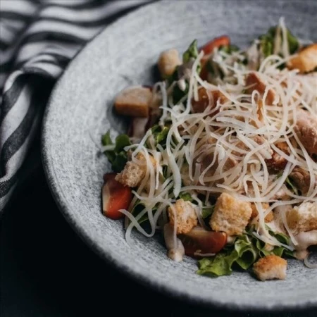 Салат Цезарь с курицей .