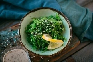 Салат Кайсо с ореховым соусом .