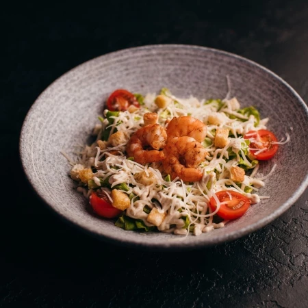 Салат Цезарь с креветкой .