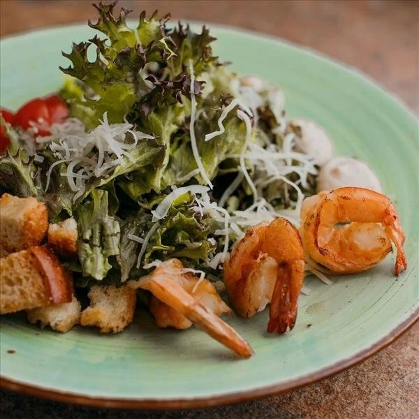 Салат Цезарь с креветкой