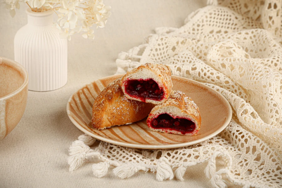 Мини пирожок с брусникой