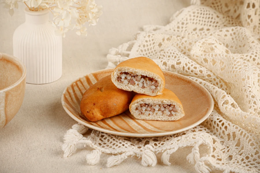 Мини пирожок с мясом и рисом