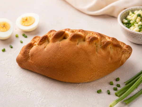 Мини пирожок с зеленым луком и яйцом