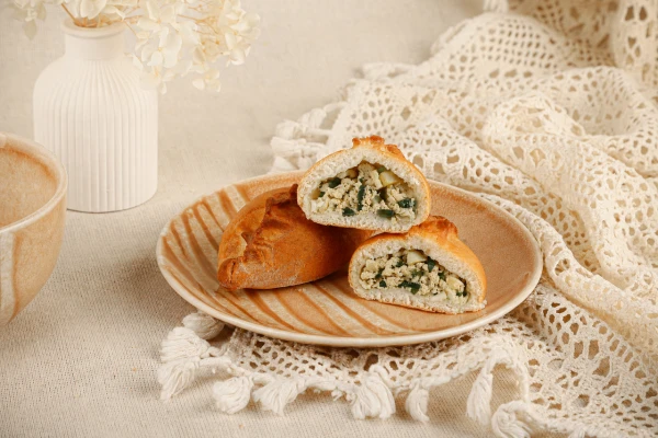 Мини пирожок с зеленым луком и яйцом