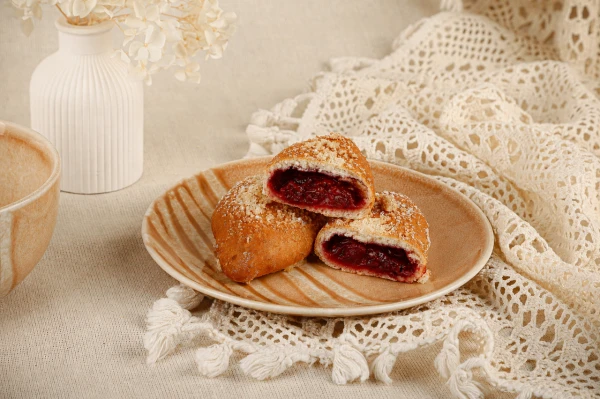 Мини пирожок с вишней
