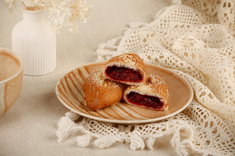 Мини пирожок с вишней