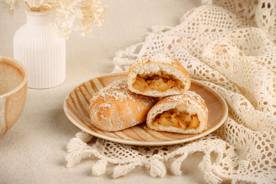 Мини пирожок с яблоком