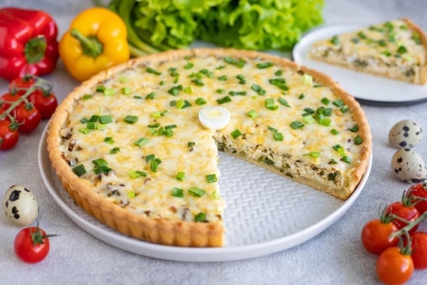Киш с зеленым луком и яйцом