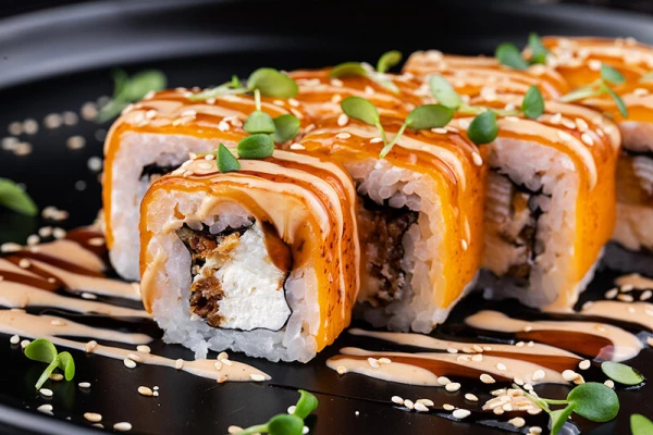 Ролл с угрем, чеддером и луком фри 8 шт 