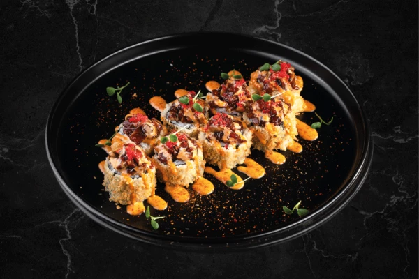 Жареный ролл с лососем спайси 8 шт 