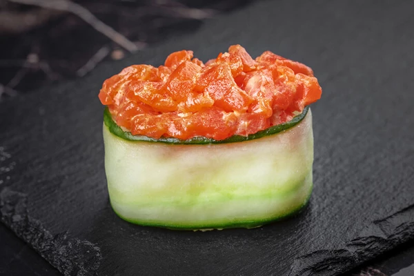 Спайс гункан с копченым лососем 