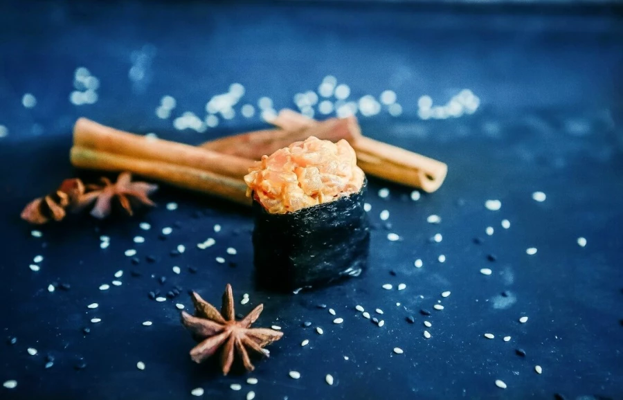 Суши спайси с лососем