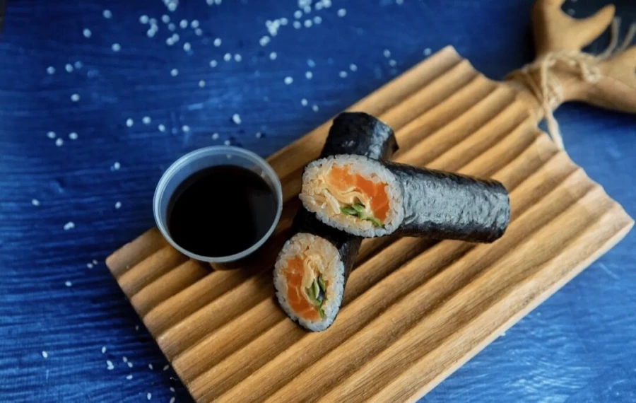 Хенд ролл с лососем