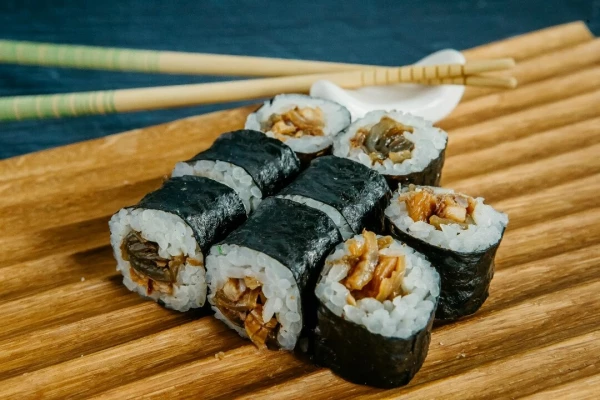 Ролл с жаренным лососем.