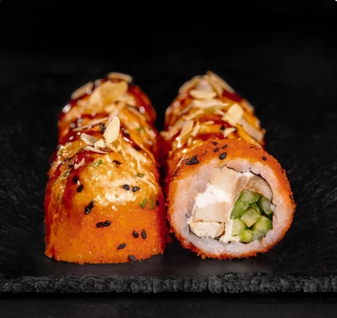 Запечённый ролл с креветкой и курицей