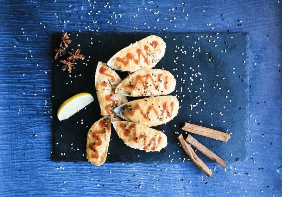 Запеченные мидии в ракушках под соусом Сырный Спайси