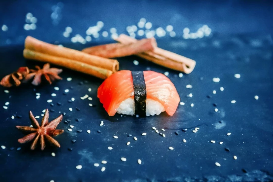 Суши с лососем